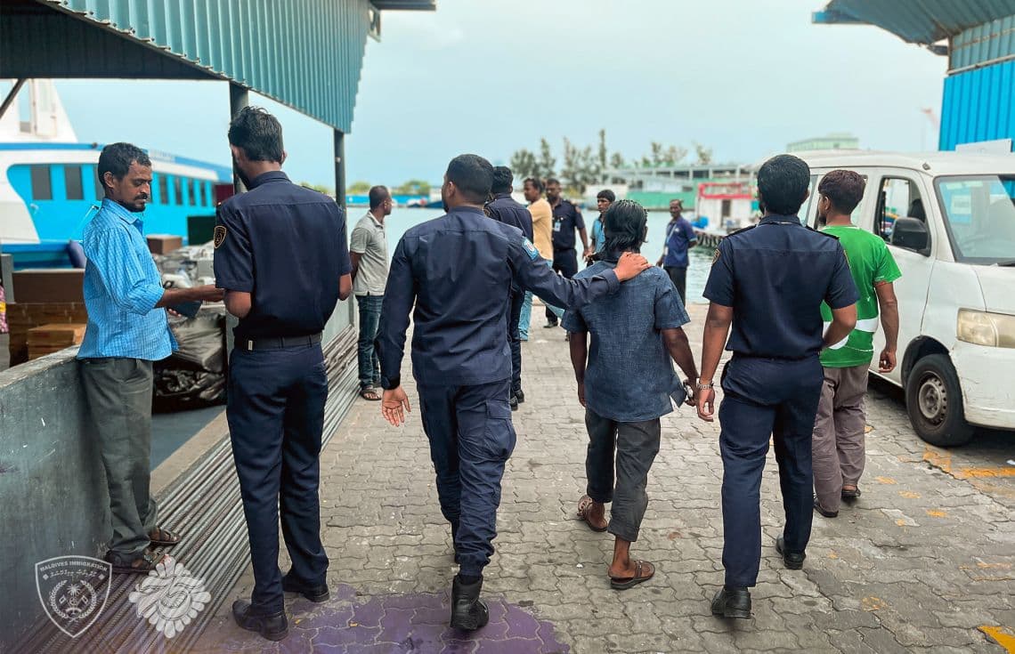 އިމިގްރޭޝަންގެ އޮޕަރޭޝަނެއްގައި ބިދޭސީއަކު އެ އިދާރާގެ ބެލުމުގެ ދަށަށް ގެންދަނީ / ފޮޓޯ: އިމިގްރޭޝަން