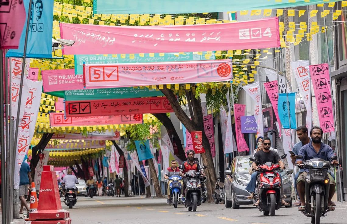 މިދިޔަ ރިޔާސީ އިންތިޚާބަށް މާލޭގެ މަގުތަކުގައި ސިޔާސީ ޕާޓީތަކުން ކެމްޕެއިނަށް ފޮތި، ޕޯސްޓަރު ހަރުކޮށްފައި. / ފޮޓޯ: ދައުރު