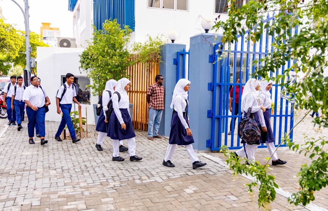 ދިރާސީ އައު އަހަރުގެ ކިޔެވުން ފެށުނު ދުވަހު ދަރިވަރުން ސްކޫލަށް ދަނީ. / ފޮޓޯ: ޚުލާސާ