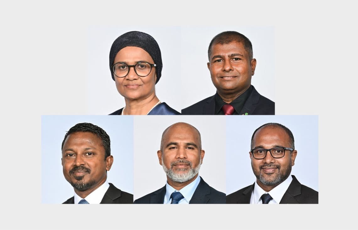 24 އެޕްރީލް ވާ ބުރާސްފަތި ދުވަހުގެ ރޭ އޮންނަ "އަހާ" ފޯރަމްގައި ބައިވެރިވެވަޑައިގަންނަވާ ވަޒީރުން.