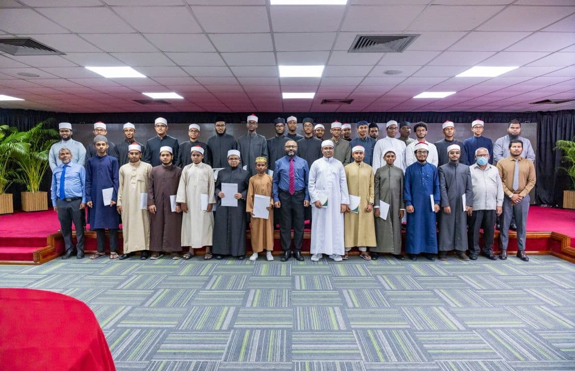 ރޯދަމަހު އިމާމުވެ ތަރާވީޙް ނަމާދުކުރި ޒުވާން ޙާފިޡުންނާއި އިމާމުންގެ އަގުވަޒަންކުރުމަށް ބޭއްވި ރަސްމިއްޔާތުގެ ތެރެއިން. / ފޮޓޯ: ވުޒާރާ