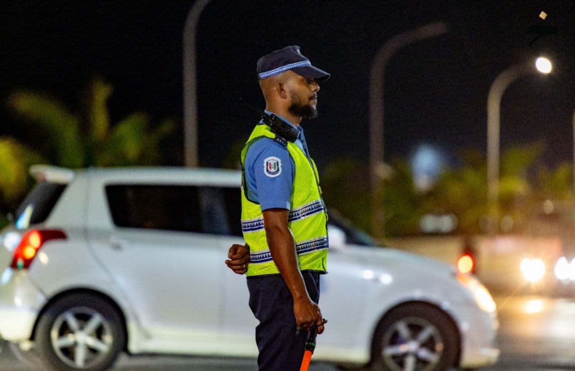 މަގުމަތީގައި ފުލުހަކު ހަރަކާތްތެރިވަނީ. / ފޮޓޯ: ޚުލާސާ