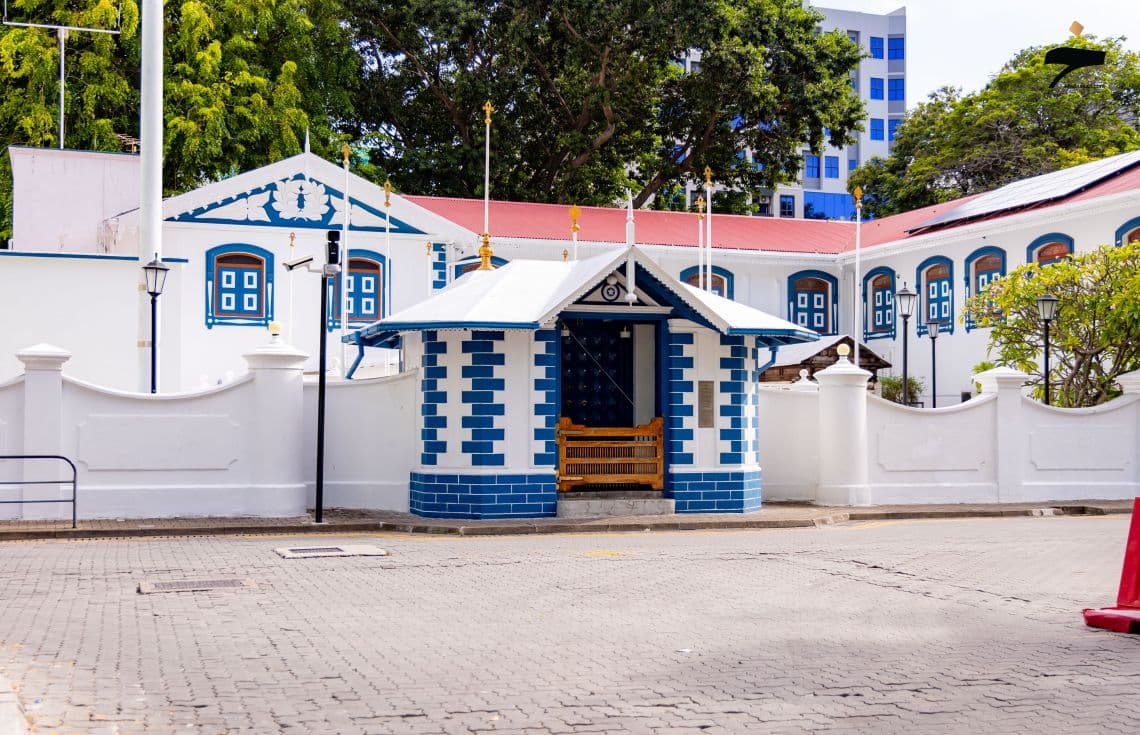 މުލީއާގެ: ކުރީގެ ވެރިކަންތަކުގައި މުލީއާގޭގެ ޚަރަދުތައް ވަރަށް ވެސް ބޮޑު. ރައީސް މުޢިއްޒު ވެރިކަމުގެ ހުވާކުރެއްވި ހިސާބުން ފެށިގެން ކުރައްވާ ޚަރަދުތައް އެތައް ގުނައެއް ކުޑަ.