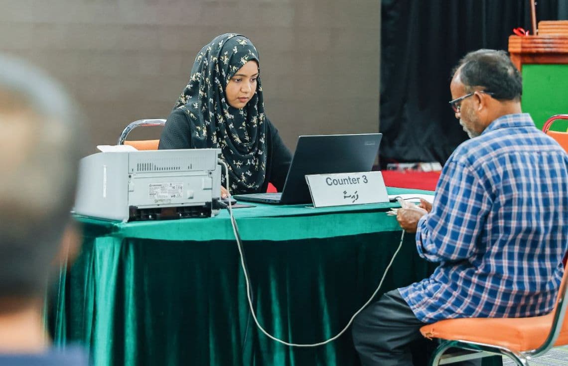 މީހަކު ޒަކާތުގެ ފައިސާ ދެއްކުމަށް މަޑުކޮށްލައިގެން: މިދިޔަ އަހަރު މުދަލު ޒަކާތުގެ ގޮތުގައި ދައުލަތަށް ލިބުނު 101.9 މިލިޔަން ރުފިޔާ ލިބުނު.