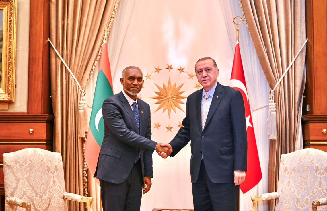 ތުރުކީވިލާތުގެ ރައީސް ރެޖެބް ތޮއްޔިބް އެރްދޮޣާން ރައީސް ޑރ. މުޢިއްޒުއާއި ސަލާމް ކުރައްވަނީ: ރައީސްގެ އެދިވަޑައިގެންނެވުމަށް ރާއްޖެއަށް ތުރުކީވިލާތުން ހަދިޔާކުރާ މަނަވަރު ވަރަށް އަވަހަށް ލިބޭނެ.