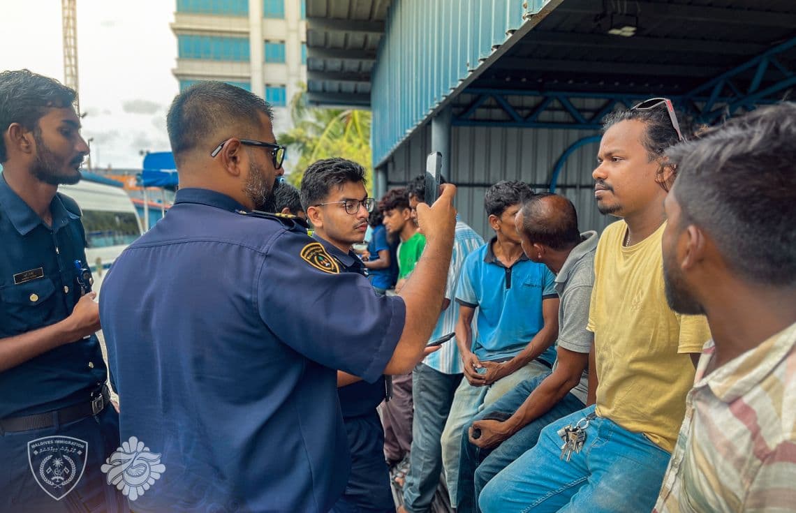 އިމިގްރޭޝަންގެ އޮފިސަރުން ބައެއް ބިދޭސީންނާ ސުވާލުކޮށް, މައުލޫމާތު ނަގަނީ / ފޮޓޯ: އިމިގްރޭޝަން