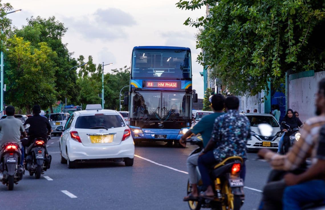 މާލޭ މަގުމަތީގައި ވެހިކަލްތަކެއް ދުއްވަނީ.
