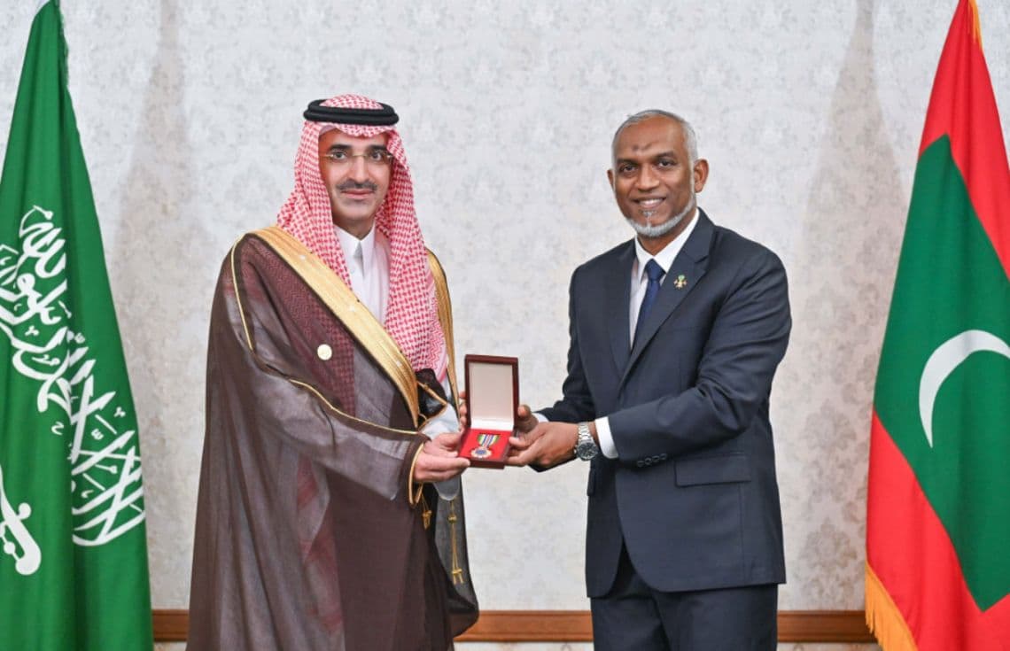 ސަޢުދީ ފަންޑުގެ ސީއީއޯ ސުލްޠާން ބިން ޢަބްދުލްރަޙްމާން އަލް މުރްޝިދަށް ރައީސުލްޖުމްހޫރިއްޔާ ނިޝާން މުލީގޭ ޝަރަފުގެ ޢިއްޒަތް މިއަދު އރުއްވައިެއްވަނީ - 14 މާރިޗް 2025.