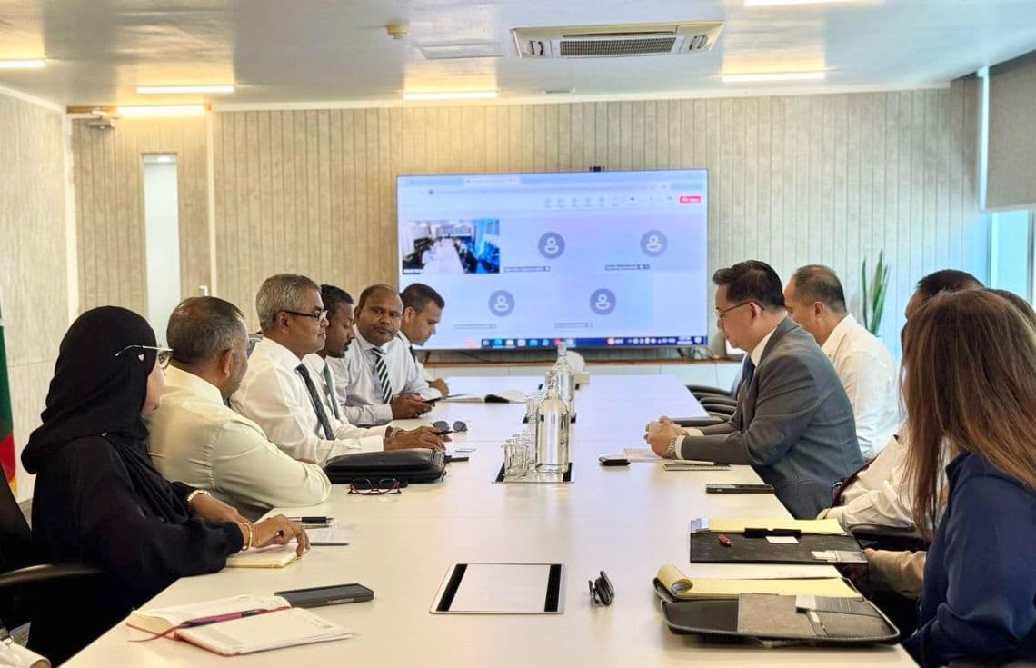 ޝަންގްރިއްލާ ރިސޯޓު އަލުން ހުޅުވުމާ ބެހޭ ގޮތުން ސަރުކާރުން އެ ރިސޯޓުގެ މެނޭޖުމަންޓާއެކު ބޭއްވި ބައްދަލުވުން / ފޮޓޯ: ޓޫރިޒަމް މިނިސްޓްރީ