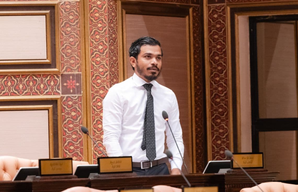މަޖިލީހުގެ ޖަލްސާއެއްގައި ގެމަނަފުށީ ދާއިރާގެ މެމްބަރު އައްސަދުﷲ ޝިހާބް ވާހަކަދައްކަވަނީ / ފޮޓޯ: ޚުލާސާ