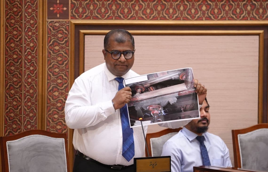 ވަޒީރު އާދަމް ނަޞީރު ރައްޔިތުންގެ މަޖިލީހުގެ ޖަލްސާގައި ވާހަކަ ދައްކަވަނީ/ ފޮޓޯ: މަޖިލިސް