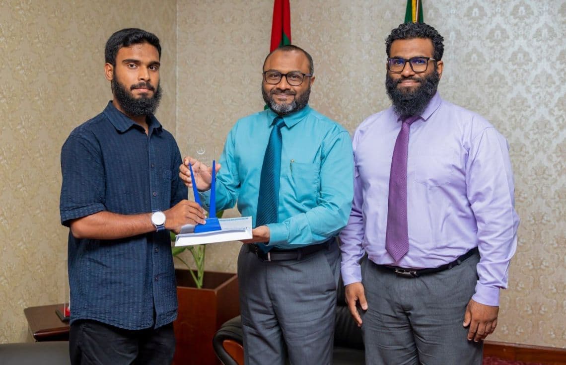 މީގެ ކުރިން މުބާރާތަކުން ވަނައެއް ހޯދި ބައިވެރިޔަކާ މިނިސްޓަރު ބައްދަލުކުރައްވަނީ / ފޮޓޯ: އިސްލާމިކް މިނިސްޓްރީ