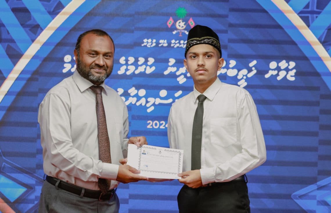 ޒުވާން ޚަޠީބުން ތަމްރީނުކުރުމުގެ ޕްރޮގްރާމް ފުރިހަމަ ކުރި ކުއްޖަކަށް މިނިސްޓަރު ޝަހީމް ސެޓްފިކެޓް ހަވާލުކުރައްވަނީ / ފޮޓޯ: އިސްލާމިކް މިނިސްޓްރީ