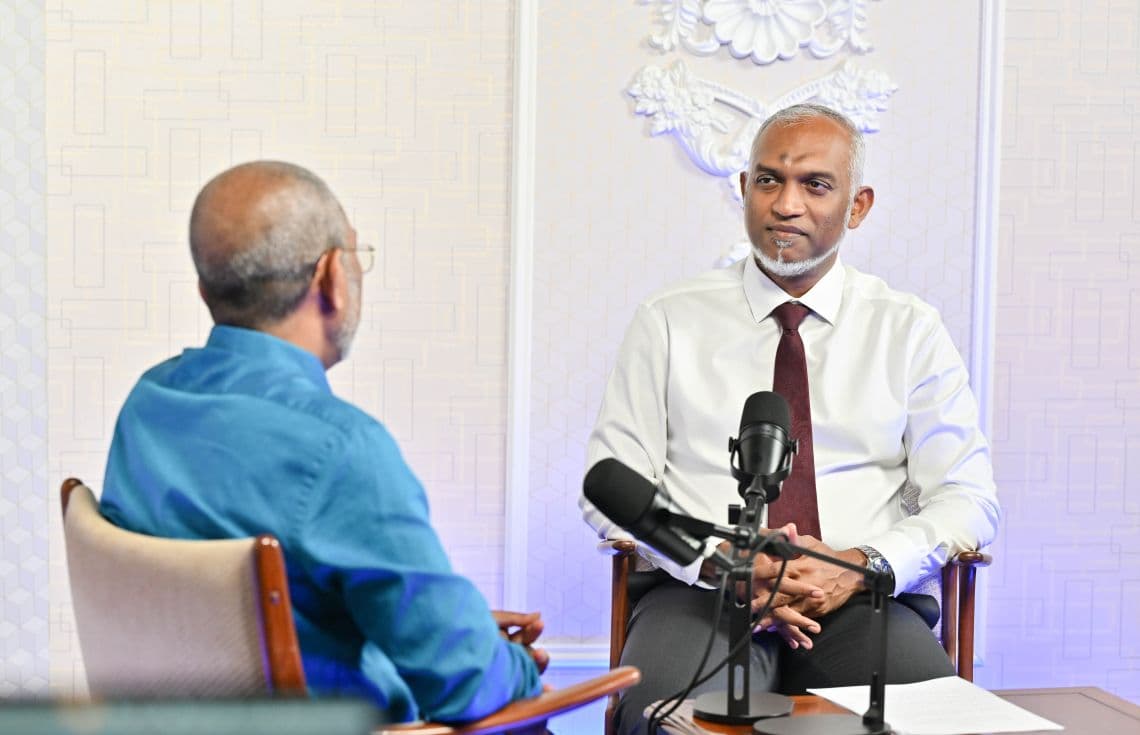 "ރައްޔިތުންނާ އެކު" ނަމުގައި ކުރިއަށް ގެންދަވާ ސިލްސިލާ ޕޮޑްކާސްޓްގެ 4 ވަނަ އެޕިސޯޑްގައި ރައީސް ވާހަކަފުޅު ދައްކަވަނީ/ ފޮޓޯ: ރައީސް އޮފީސް