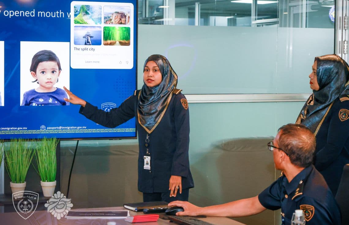 އިމިގްރޭޝަނުން ސްޓޫޑިއޯތަކުގެ ވެރިންނާއި އެކު ބޭއްވި ބައްދަލުވުން/ ފޮޓޯ: އިމިގްރޭޝަން