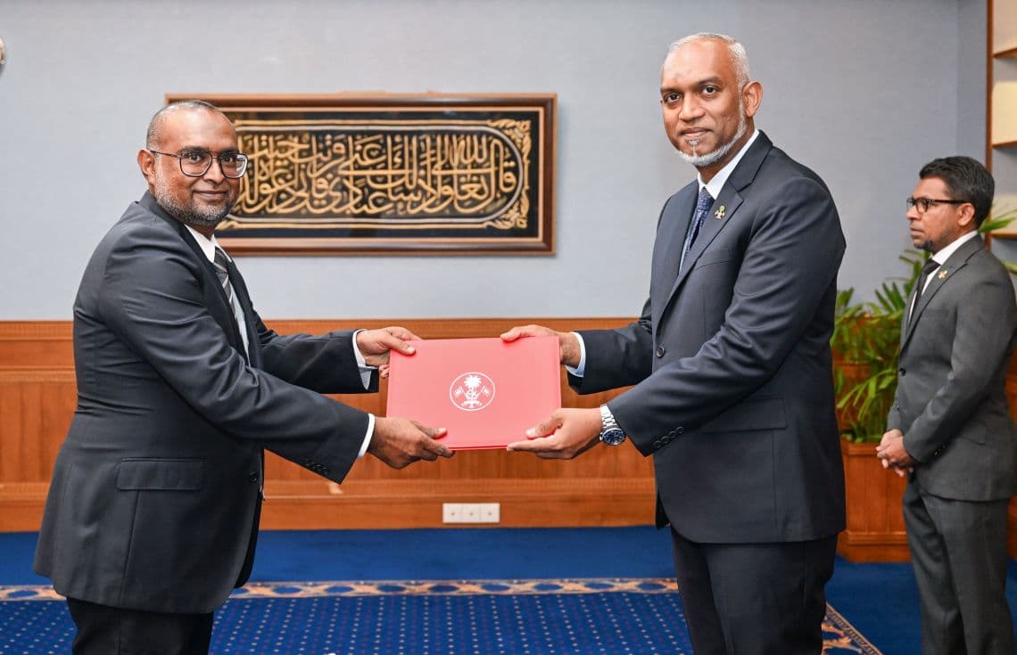 ސީއެސްސީގެ މެމްބަރުކަމުގެ މަގާމުގެ ލިޔުން ރައީސް ޑރ. މުއިއްޒު, މުޖުތާޒުއާ ހަވާލުކުރައްވަނީ / ފޮޓޯ: ރައީސް އޮފީސް