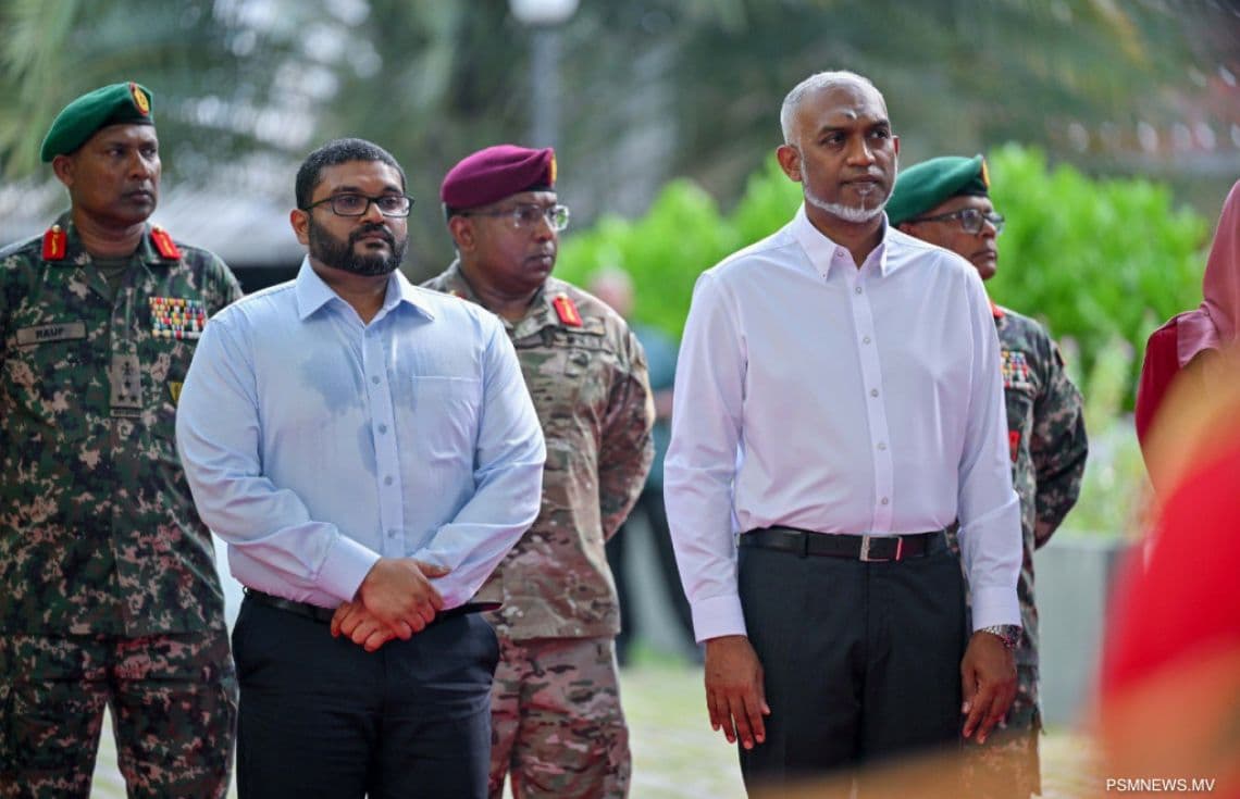 ރައީސް ޑރ. މުޢިއްޒު އާއި ދިފާޢީ ވަޒީރު ޣައްސާން: ރައީސްގެ މަސައްކަތްޕުޅާއެކު ރާއްޖޭގެ ދިފާޢީ ވުޒާރާ މިއަދު މިދަނީ ޒަމާނީ ވަމުން.
