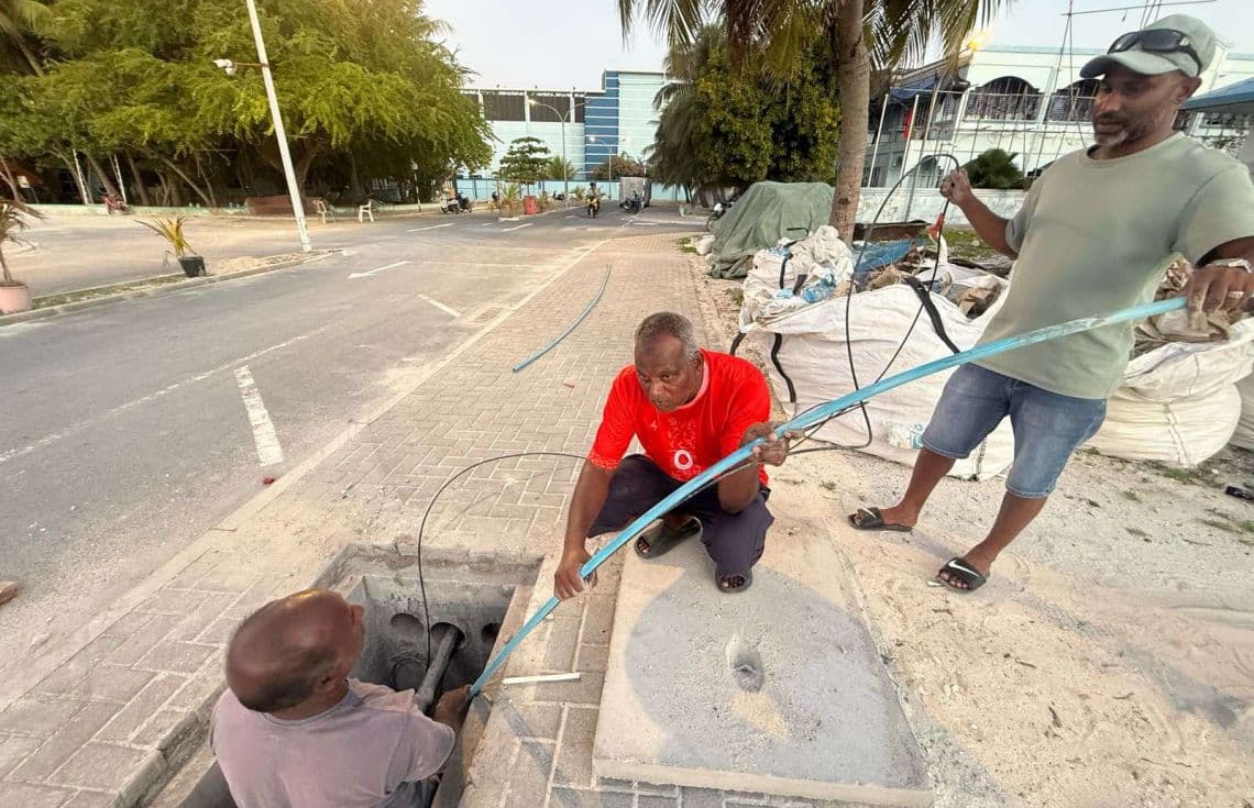 އޭދަފުށީ ބަނދަރުގައި ސީސީޓީވީ ހަރުކުރުމަށް ކޭބަލް އެޅުމުގެ މަސައްކަތް ކުރަނީ / ފޮޓޯ: ޕޮލިސް