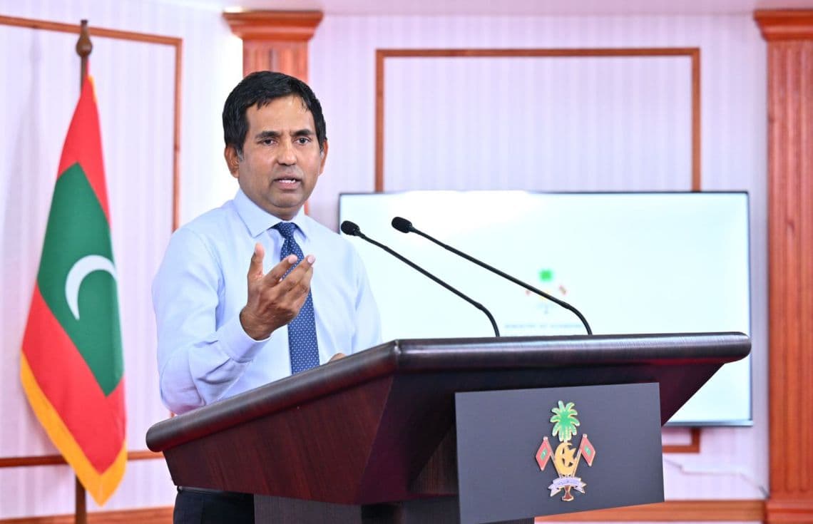 ރައީސުލްޖުމްހޫރިއްޔާގެ އޮފީހުން ބޭއްވި ނޫސްވެރިންގެ ބައްދަލުވުމުގައި އިޤްތިސާދީ ތަރައްޤީއާ ވިޔަފާރިއާބެހޭ ވަޒީރު މުޙައްމަދު ސަޢީދު ވާހަކަފުޅުދައްކަވަނީ/ ފޮޓޯ: ރައީސް އޮފީސް