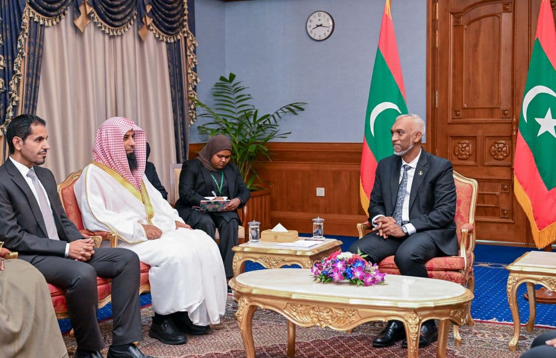މަސްޖިދުއްނަބަވީގެ އިމާމު ޝައިޚް ޑރ. ޞަލާޙުލް ބުދައިރު ރައީސް އާއި ބައްދަލުކުރެއްވުން/ ފޮޓޯ؛ ރައީސް އޮފީސް