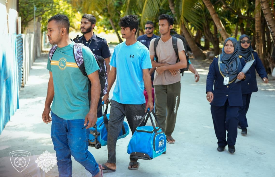 ރ. ދުވާފަރުގައި ގަވާއިދާ ހިލާފަށް އުޅުނު ބިދޭސީން އިމިގްރޭޝަންގެ ބެލުމުގެ ދަށަށް ގެންދަނީ / ފޮޓޯ: މޯލްޑިވްސް އިމިގްރޭޝަން