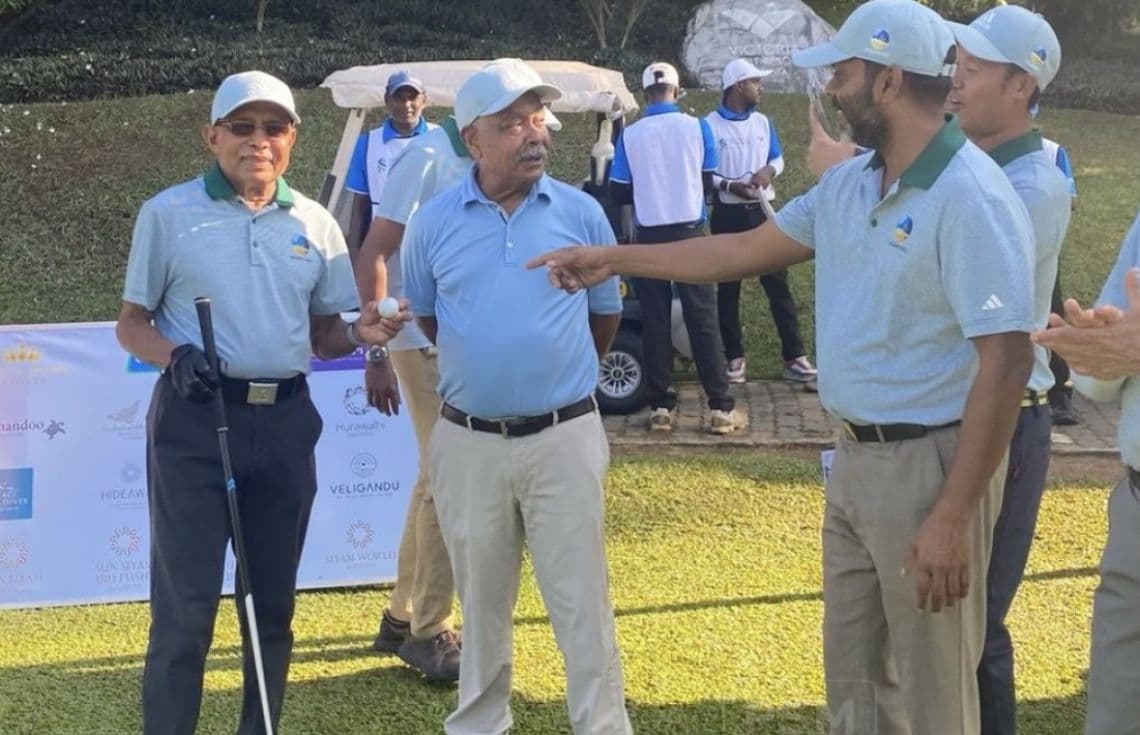 ލަންލާގައި މިއަދު ފެށި މޯލްޑިވްސް އޯޕަން 2025" ގެ ރަސްމިއަޔާތުގައި ރާއްޖޭގެ ކުޅިވަރާއިބެހޭ ވަޒީރު، އަފީފް (ޗަމްޕާ) އާއި ވާހަކަދައްކަވަނީ.