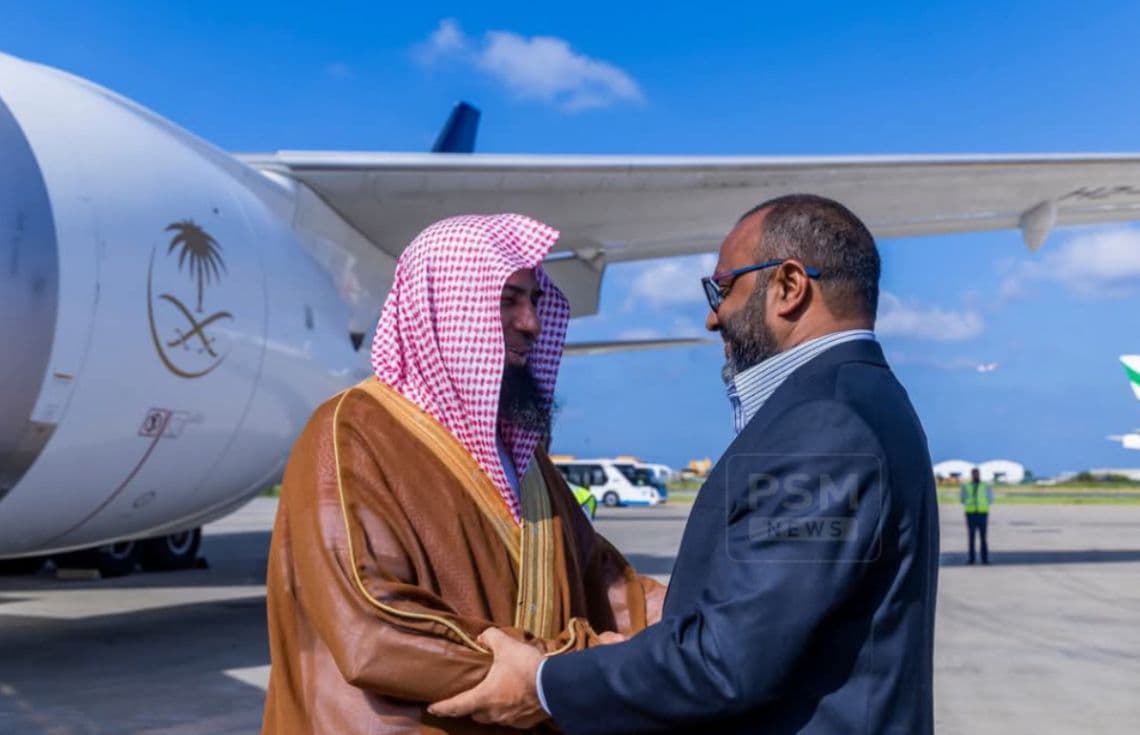 ޙަރަމްފުޅުގެ އިމާމު، ފަޟީލަތުއްޝައިޚް ޑރ. ޞަލާޙުލް ބުދައިރު ރާއްޖެއަށް ކުރެއްވި ރަސްމީ ދަތުރުފުޅު ނިންމަވާލެއްވުމަށްފަހު ފުރާވަޑައިގަންނަވަނީ / ފޮޓޯ: އިސްލާމިކް މިނިސްޓްރީ