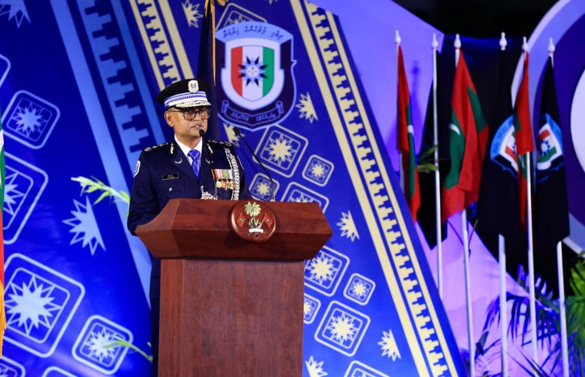 ކުރީގެ ޕޮލިސް ކޮމިޝަނަރު އަލީ ޝުޖާއު ޖަލްސާއެއްގައި ވާހަކަދައްކަވަނީ / ފޮޓޯ: ޕޮލިސް