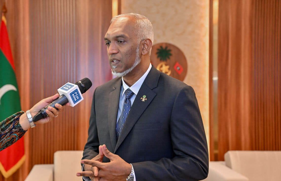 ރައީސުލްޖުމްހޫރިއްޔާ މެލޭޝިޔާއަށް ފުރުމުގެ ކުރިން ނޫސްވެރިއެއްގެ ސުވާލަށް ޖަވާބުދެއްވަނީ. / ފޮޓޯ: ރައީސް އޮފީސް