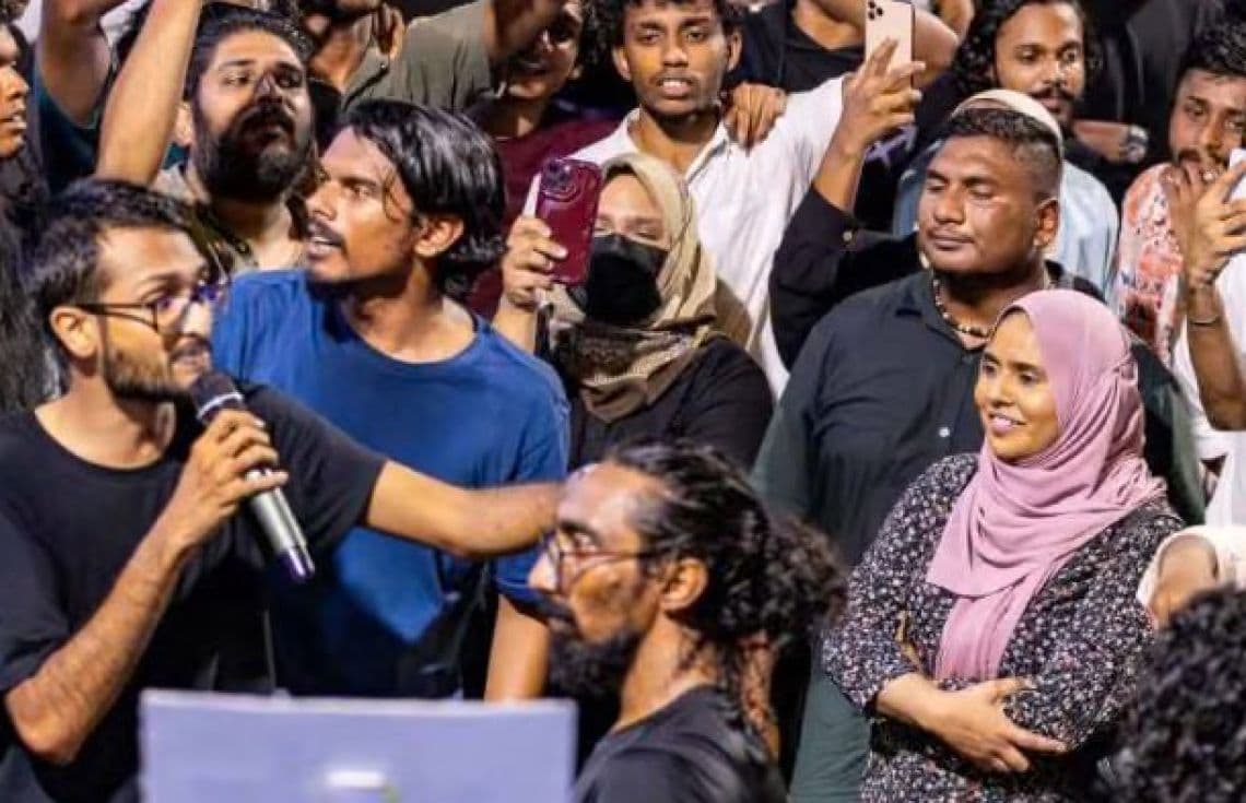 ޒުވާނުންގެ އިހުތިޖާޖަށް ސިޔާސީ މީހުން ވަދެ ކޮންޓްރޯލް ނަގައިފި.