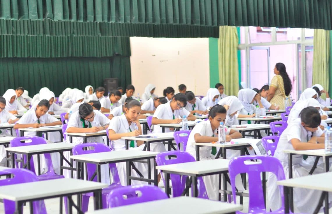 ސްކޫލެއްގައި ކުދިން އިމްތިހާނު ހަދަނީ / ފޮޓޯ: އެޑިއުކޭޝަން މިނިސްޓްރީ