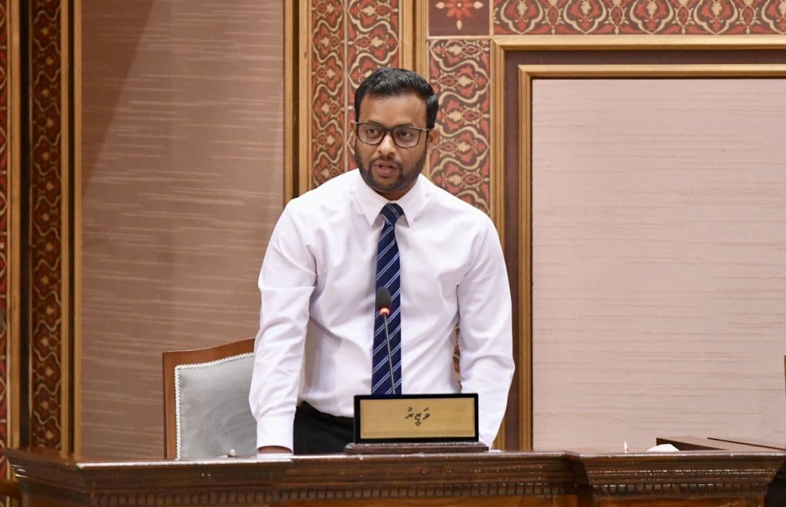 މަޖިލިސް ޖަލްސާގައި މިނިސްޓަރު ޑރ. އަބްދުالله މުއްތަލިބް ވާހަކަދައްކަވަނީ / ފޮޓޯ: މަޖިލިސް