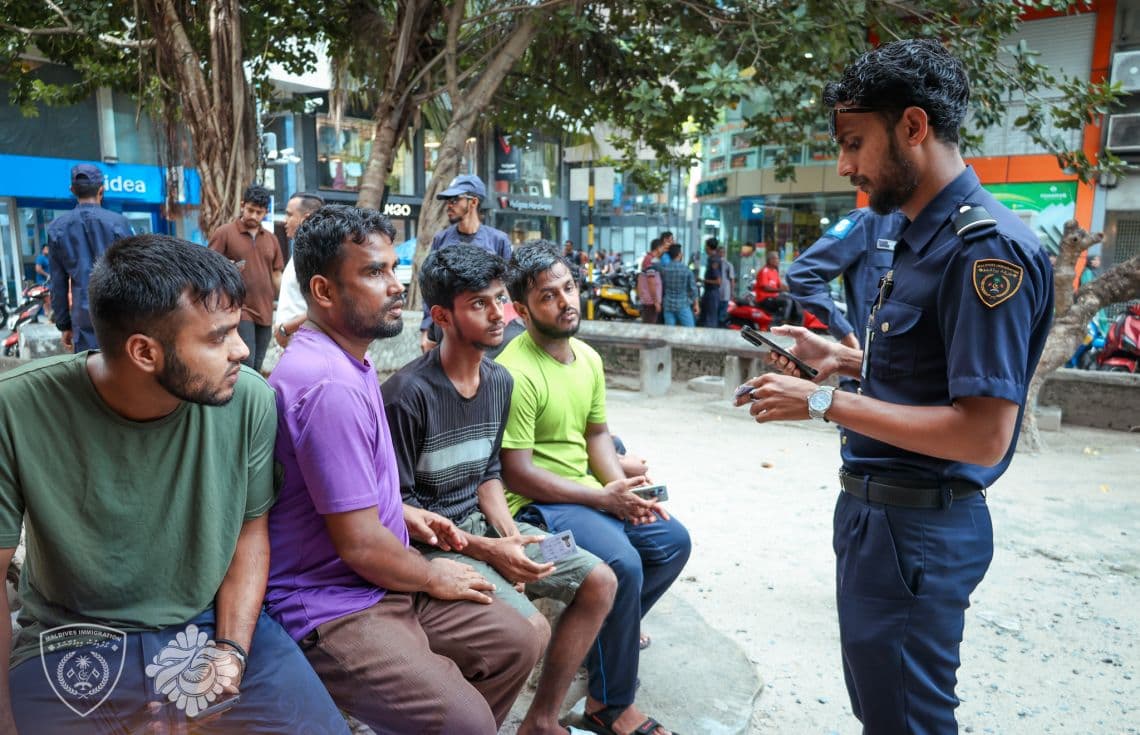އިމިގްރޭޝަނުން ހިންގި އޮޕަރޭޝަންގައި ބިދޭސީންނާ ސުވާލުކުރަނީ / ފޮޓޯ: އިމިގްރޭޝަން