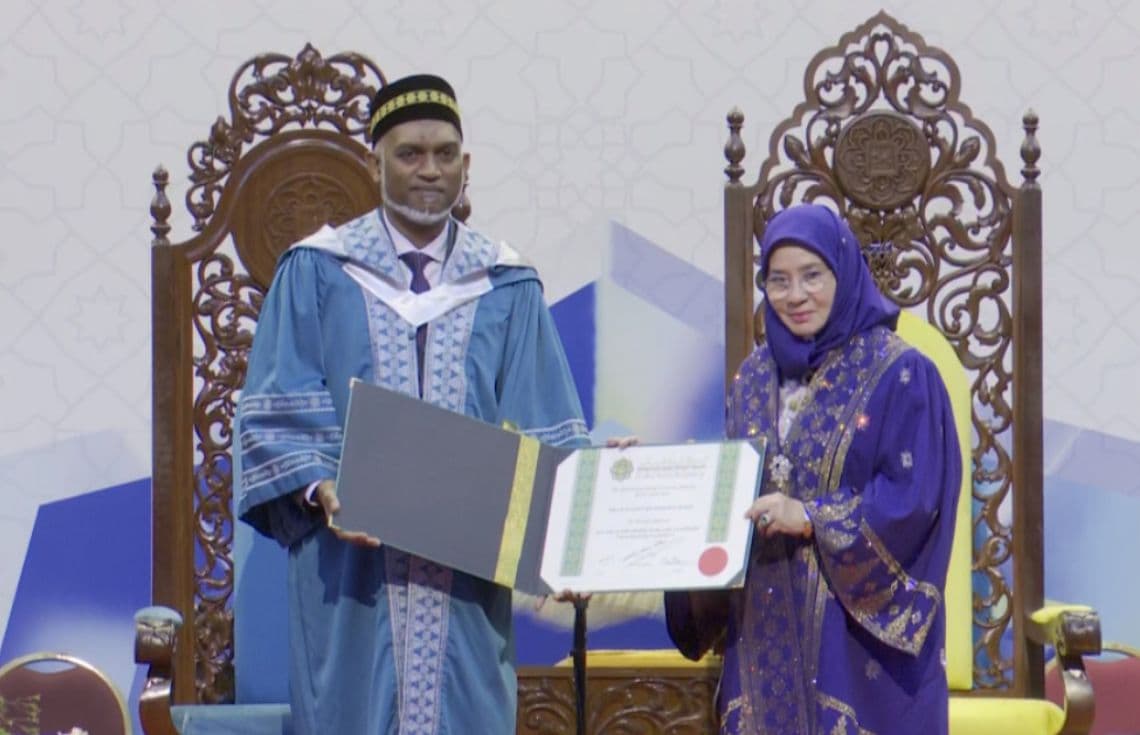 އިންޓަނޭޝަނަލް އިސްލާމިކް ޔުނިވަރސިޓީ މެލޭޝިޔާ، އައިއައިޔޫއެމްއިން އޮނަރަރީ ޑޮކްޓަރޭޓްގެ ޝަރަފު ރައީސުލްޖުމްހޫރިއްޔާ ޑރ. މުޙައްމަދު މުޢިއްޒަށް އެރުވުން.