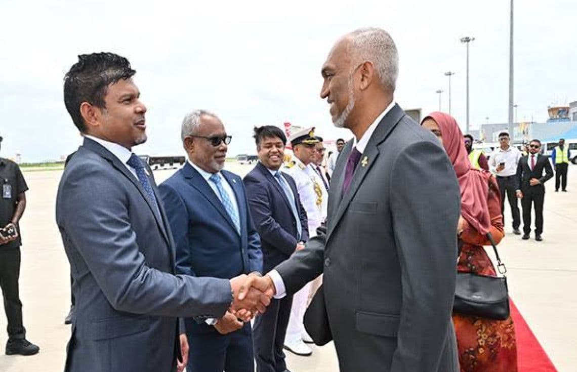 ރައީސުލްޖުމްހޫރިއްޔާ ޑޮކްޓަރ މުޙައްމަދު މުޢިއްޒު އެމަނިކުފާނުގެ ނައިބުރައީސް ޙުސައިން މުޙައްމަދު ލަޠީފް އާއި ސަލާމް ކުރައްވަނީ.