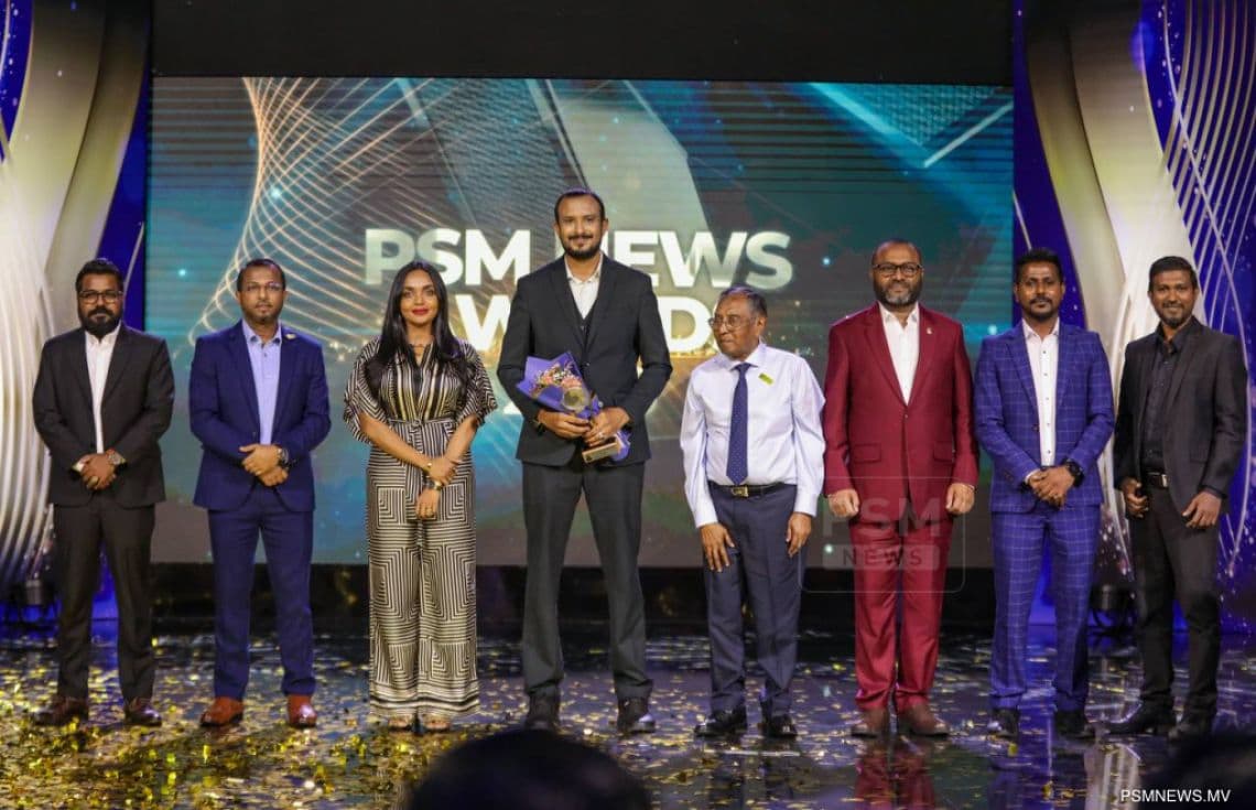 ޕީއެސްއެމުން ބޭއްވި ހަފްލާގެ ތެރެއިން. އަހަރުގެ އެންމެ މޮޅު މުވައްޒަފަކަށް ހޮވިފައިވަނީ ސީނިއަރ ނިއުސް އެޑިޓަރ ޢަބްދުﷲ މުޢާޛް.