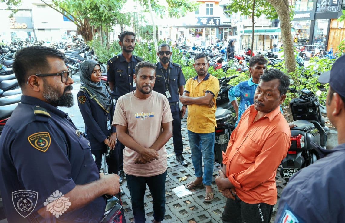 ހީނާމާގެ ޕާކިން ސަރަހައްދުގައި ތިބި ބިދޭސީންނާއި އިމިގްރޭޝަނުން ސުވާލުކުރަނީ / ފޮޓޯ: އިމިގްރޭޝަން