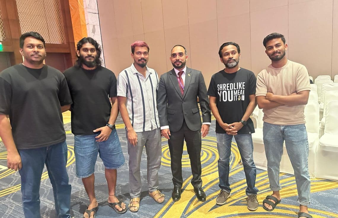 ޔޫތު މިނިސްޓަރު "ޓޫ އޮފް އަސް" ބޭންޑުގެ މެމްބަރުންނާ ބައްދަލުކުރެއްވުން / ފޮޓޯ: ޔޫތު މިނިސްޓްރީ