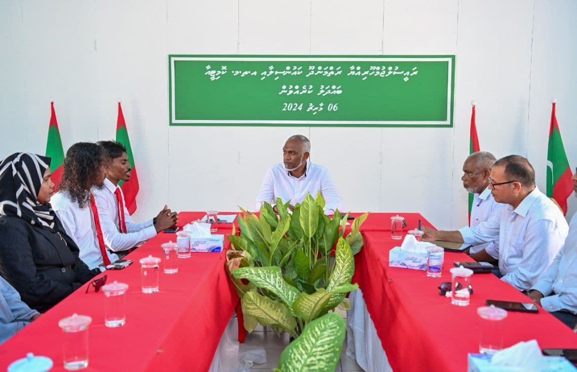 ރަތްމަންދޫ ކައުންސިލާއި ރައީސް ޑރ. މުޢިއްޒު ބައްދަލުކުރެއްވުން: އެރަށު ރައްޔިތުންގެ އެދުމުގެ މަތީން މިހާރު ވަނީ އެހެން ރަށަކަށް އެމީހުން ބަދަލުކުރަން ނިންމާފަ.