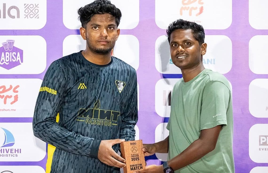 ރޭ އެންމެ ގިނަ ގޯލް ޖެހި މެޗުގެ މޮޅު ކުޅުންތެރިޔާ: ބަވަނަ ޓީމުގެ މުހައްމަދު ރިފާއު ހަސަން އަށް ޕްލެޔަރ އޮފް ދަ މެޗްގެ އިނާމް ހަވާލު ކުރަނީ / ފޮޓޯ އިލާލާ ފުޓްސެލް ޗެލެންޖް2025
