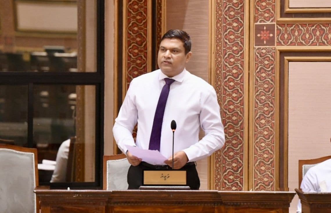 ޓްރާންސްޕޯޓް މިނިސްޓަރު މުހައްމަދު އަމީން މަޖިލިސް ޖަލްސާގައި ވާހަކަދައްކަވަނީ / ފޮޓޯ: މަޖިލިސް