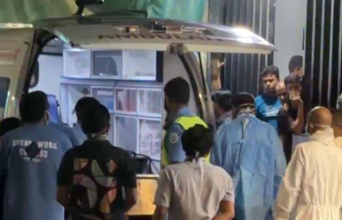 ވައިލެޓް މަގުގައި ހުރި ގޯޅިއަކުން މުފީދުގެ ހަށިގަނޑު ނެރެގެން ވެހިކަލަށް އަރުވަނީ. (ނުކުތާ ވީޑިއޯގެ ސްކްރީން ޝޮޓެއް)