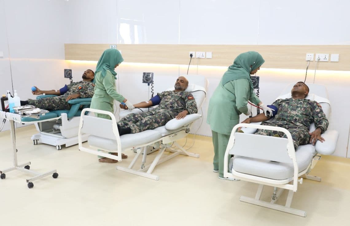 ހުޅުމާލޭގައި ހެދި ތެލެސީމިއާ ސެންޓަރަށް ސިފައިން ލޭ ހަދިޔާކުރަނީ / ފޮޓޯ: އެމްއެންޑީއެފް