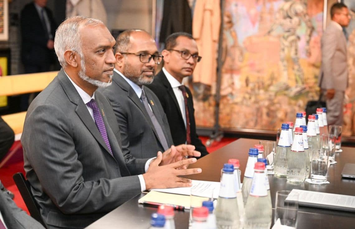 އެސްޓޯނިއާގެ ޑިޖިޓަލް ތަޖުރިބާކާރުންނާއެކު ރައީސް މަޝްވަރާކުރެއްވުން. ރާއްޖެ ޑިޖިޓަލައިޒް ކުރުމުގެ މަސައްކަތް ދަނީ ބާރަށް ކުރިޔަށް/ ފޮޓޯ: ރައީސް އޮފީސް