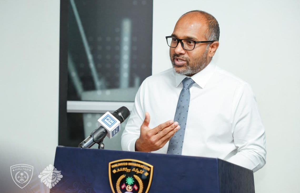 މޯލްޑިވްސް އިމިގްރޭޝަންގެ މުވައްޒަފުންނަށް ކުރިއަށް ގެންދިޔަ "އެގްޒެކެޓިވް ލީޑަރޝިޕް ޓްރެއިނިން" ކޯސް ނިންމުމުގެ ރަސްމިއްޔާތުގައި ވަޒީރު ޢަލީ އިޙްސާން ވާހަކަފުޅުދައްކަވަނީ/ ފޮޓޯ: އިމިގްރޭޝަން
