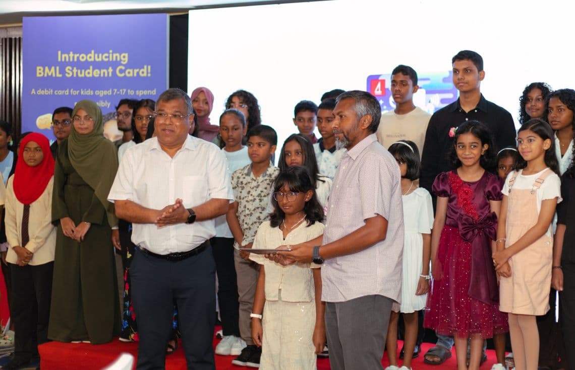 ބީއެމްއެލްގެ ސްޓޫޑެންޓް ޑެބިޓް ކާޑު ތައާރަފުކުރުމަށް ބޭއްވި ރަސްމިއްޔާތު / ފޮޓޯ: ބީއެމްއެލް