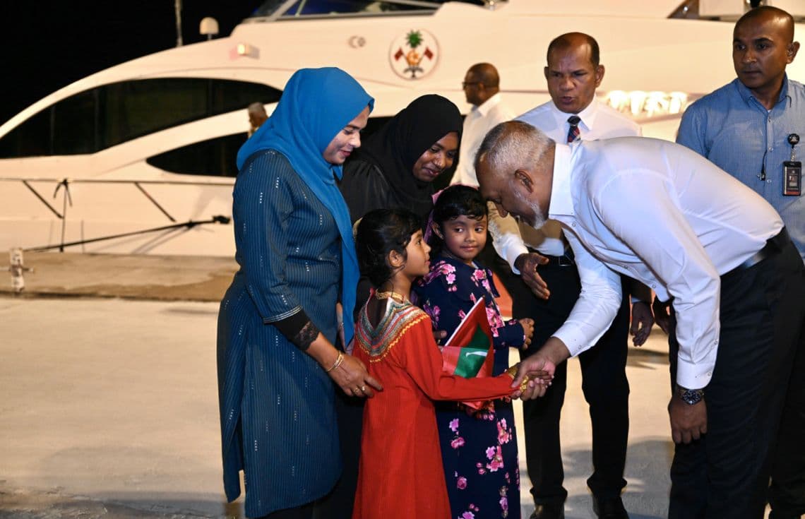 ރައީސުލްޖުމްހޫރިއްޔާ ހއ. ދިއްދޫއަށް ކުރެއްވި ދަތުރުފުޅުގައި އެމަނިކުފާނަށް މަރުޙަބާ ދެންނެވުމަށް ތިބި ކުޑަކުދިންނާއި ސަލާމްކުރައްވާއިރު، ކައިރީގައި އެކުދިންގެ މަންމައިން ހިނިތުންވެފައި; މިއަދަކީ މަންމައިންގެ ދުވަސް.