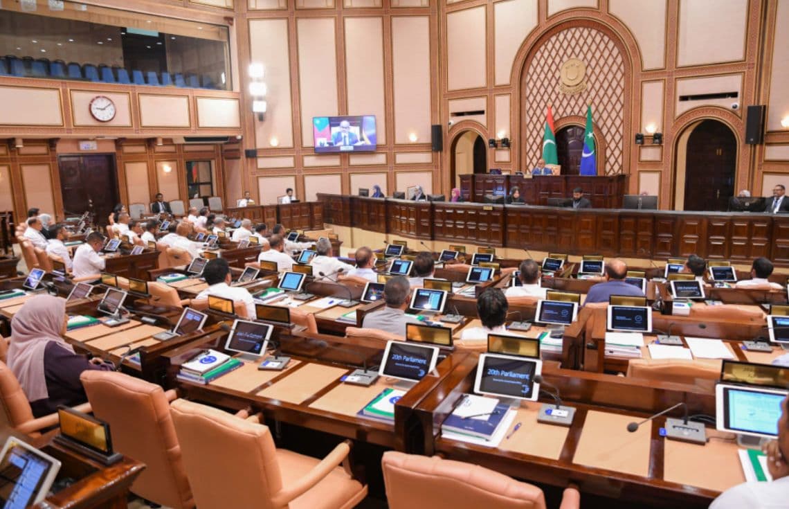 ރައްޔިތުންހެ މަޖިލީހުގެ ޖަލްސާއެއް ކުރިޔަށްދަނީ: ރައްޔިތުންގެ މަޖިލީހަކީ ކުޑަކުދިން ހަމަމަގަށް އަޅުވާނެ ޤާނޫނުތައް ފާސްކުރާ “ބާރު”.