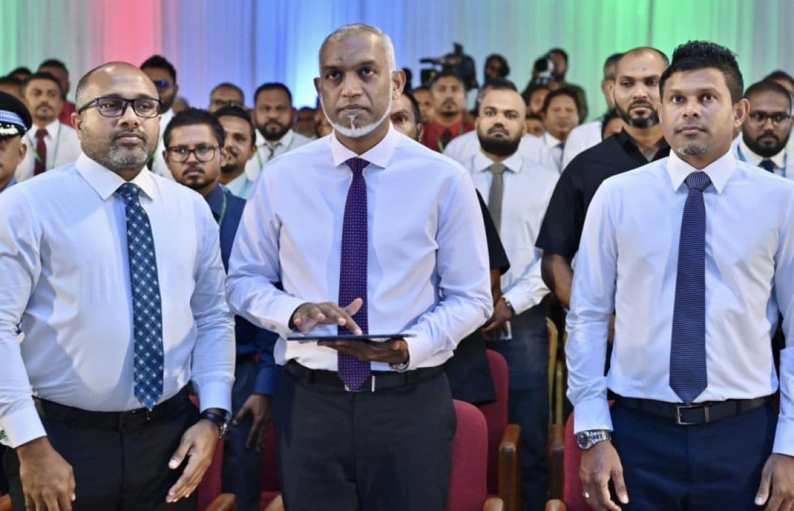 ރައީސް ޑޮކްޓަރ މުޙައްމަދު މުޢިއްޒު އާއި ހޯމް މިނިސްޓަރު ޢަލީ އިޙްސާން: އިޙްސާން ވިދާޅުވީ މިހާރު ޕްރެކްޓިސް ކުރަމުންދާ ވޯޓުލާ ނިޒާމް ބަދަލުކުރުމުގެ މަޝްވަރާއެއް އެއްވެސް އިރަކު ރައީސް ނުކުރައްވާ ކަމަށް.
