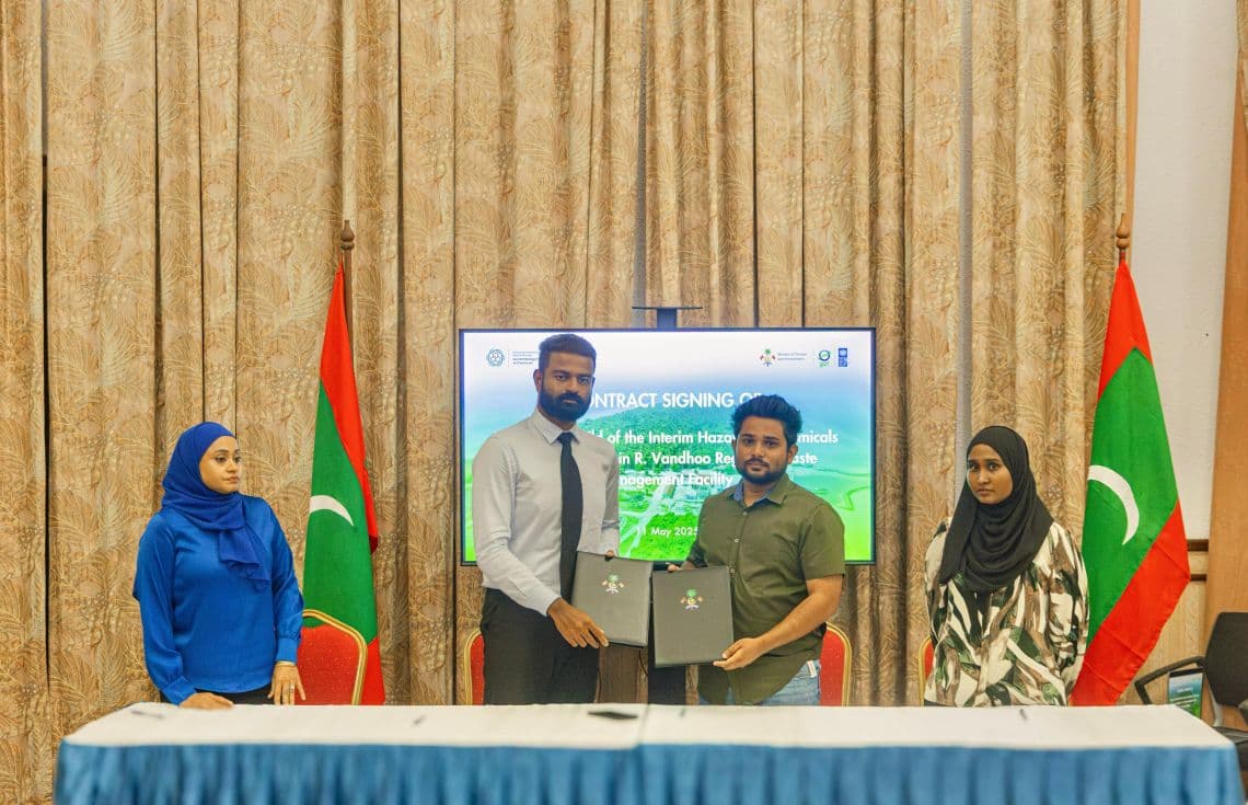 ވަންދޫގައި ނުރައްކާތެރި ކުންޏާއި ކެމިކަލް ރައްކާކުރާނެ ސެންޓަރެއް ހެދުމަށް ބަޔަކާ ހަވާލުކުރުމަށް ބޭއްވި ރަސްމިއްޔާތު / ފޮޓޯ: ތިމާވެއްޓާ ބެހޭ މިނިސްޓްރީ